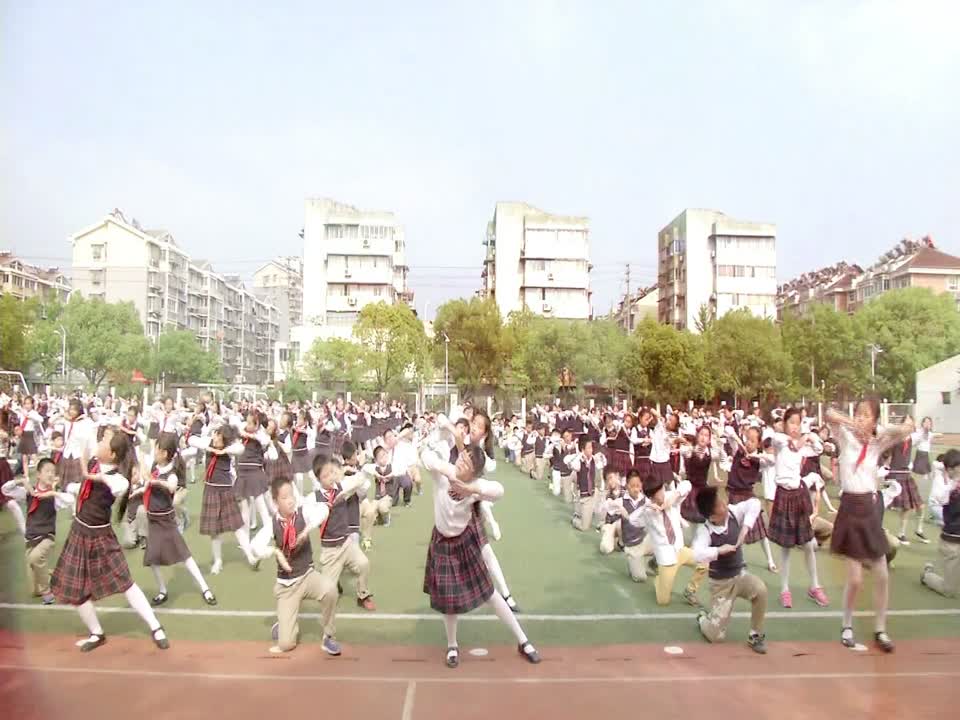 双语小学艺术特色教育—集体舞《阳光少年》